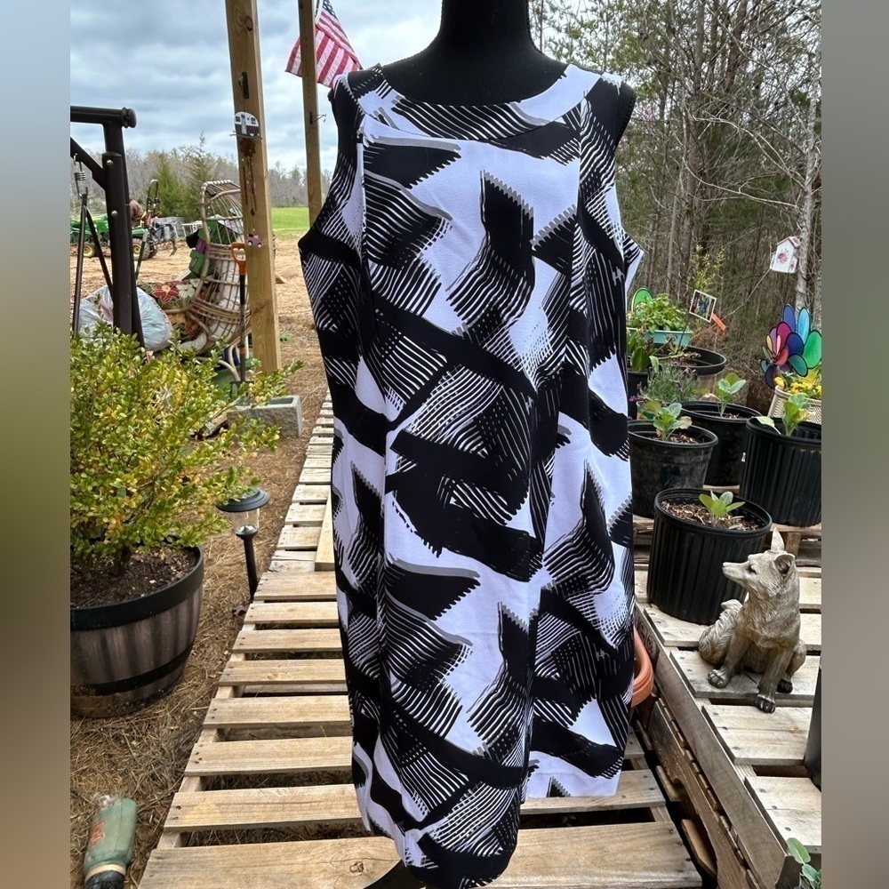Vior vior dress. Size 14. Black and white. Sleeveless sheeth.